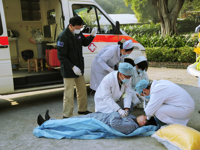 Les premiers gestes de secours pour sauver la victime d’un AVC